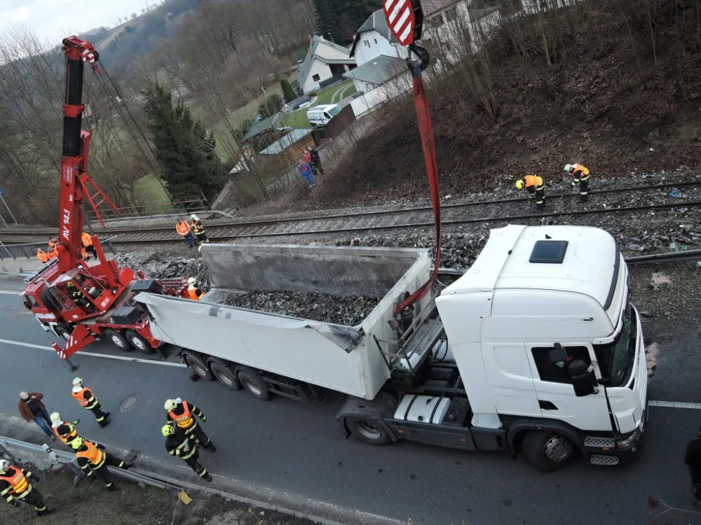 Dopravu v Dolánkách zablokovala nehoda kamionu. Foto: HZS LK