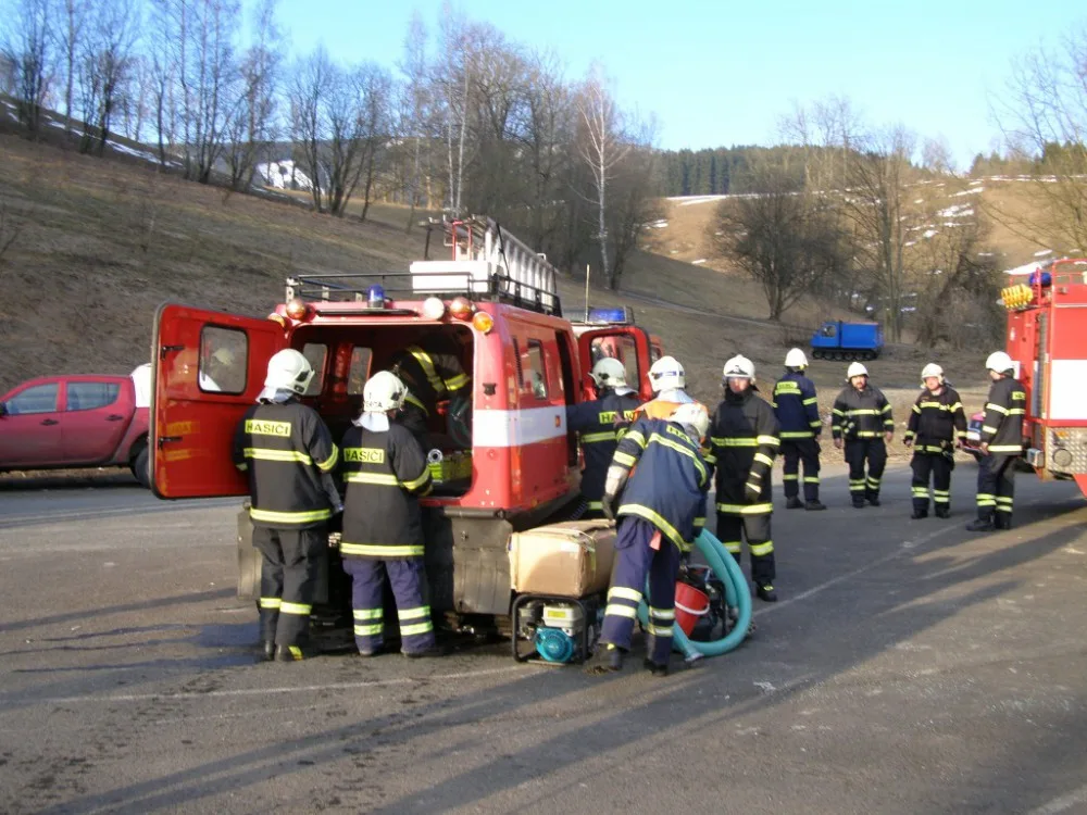 Požár horské chaty Světlanka námětem taktického cvičení. Foto: HZSLK