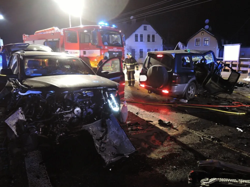 U Lučan se střetla dvě terénní auta, deset zraněných. Foto: HZSLK