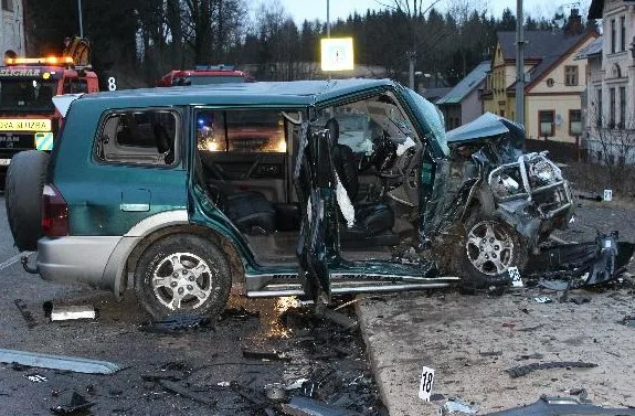 U Lučan se střetla dvě terénní auta, deset zraněných. Foto: Policie ČR