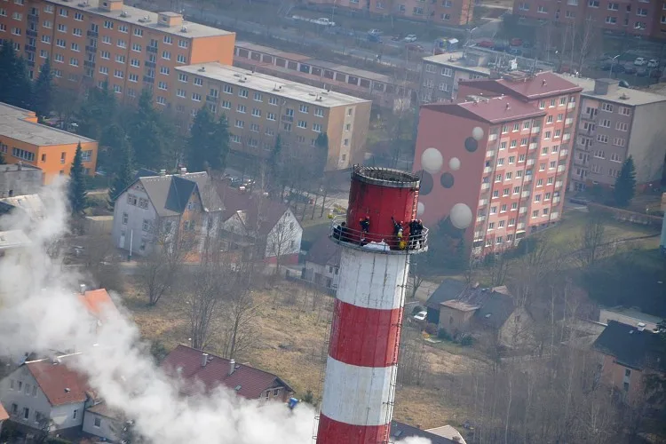Dobrovolní hasiči nainstalovali na komín teplárny budky pro sokoly. Foto: Stanislav Mackovík
