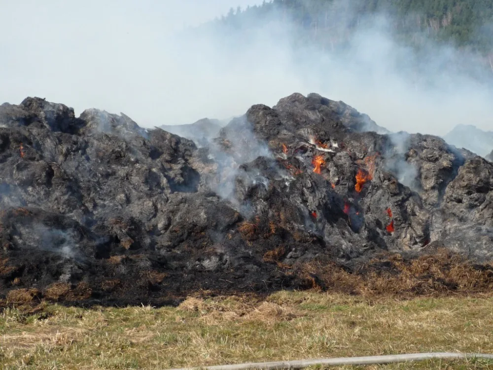 Požár hromady staré trávy zaměstnal desítky hasičů. Foto: HZSLK