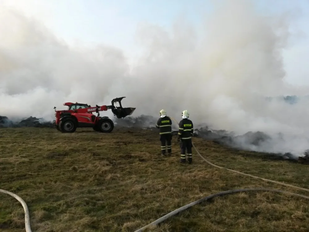 Požár hromady staré trávy zaměstnal desítky hasičů. Foto: HZSLK