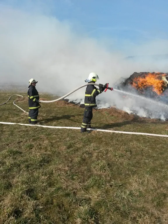 Požár hromady staré trávy zaměstnal desítky hasičů. Foto: HZSLK