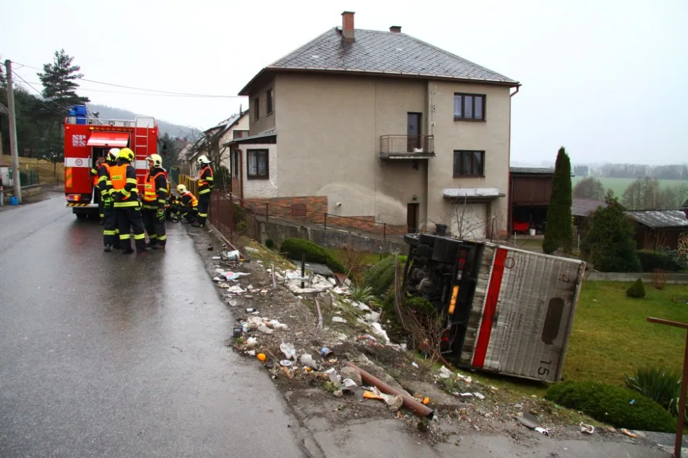 Neopatrný řidič zaparkoval Avii v zahradě. Vyvázl bez zranění. Foto: HZSLK