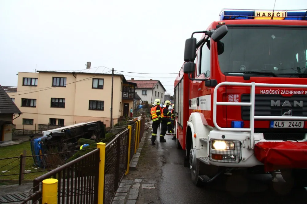 Neopatrný řidič zaparkoval Avii v zahradě. Vyvázl bez zranění. Foto: HZSLK