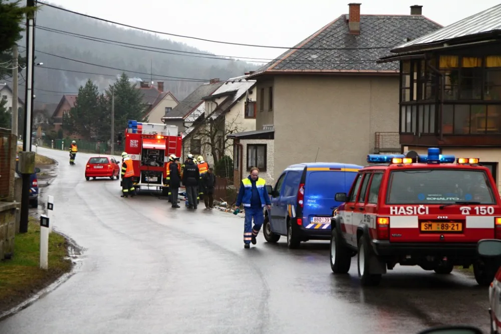 Neopatrný řidič zaparkoval Avii v zahradě. Vyvázl bez zranění