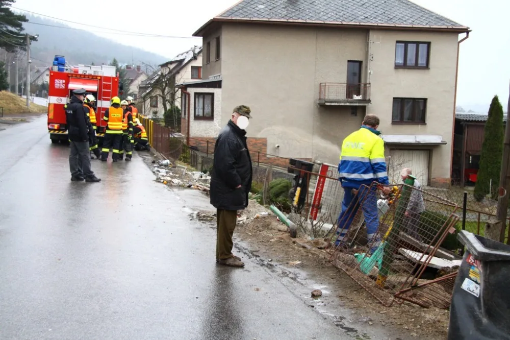 Neopatrný řidič zaparkoval Avii v zahradě. Vyvázl bez zranění. Foto: HZSLK