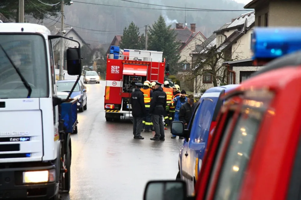 Neopatrný řidič zaparkoval Avii v zahradě. Vyvázl bez zranění. Foto: HZSLK
