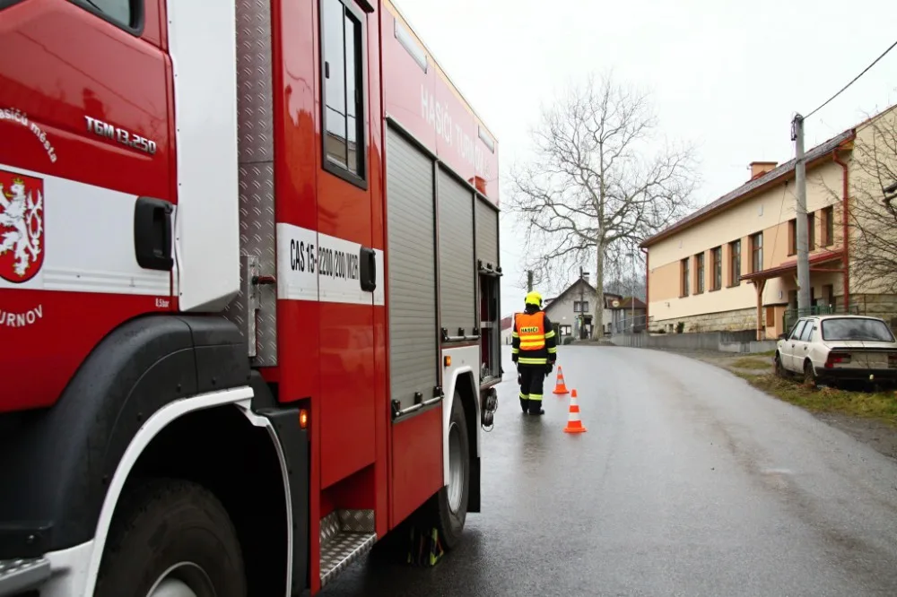 Neopatrný řidič zaparkoval Avii v zahradě. Vyvázl bez zranění. Foto: HZSLK