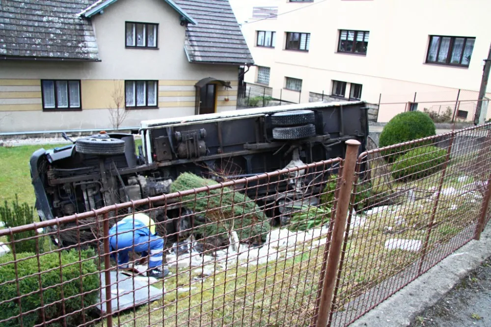 Neopatrný řidič zaparkoval Avii v zahradě. Vyvázl bez zranění. Foto: HZSLK