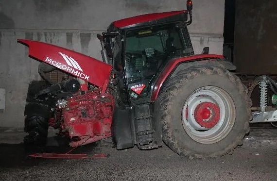 Osmnáctiletý traktorista málem zboural dva domy. Foto: Policie ČR