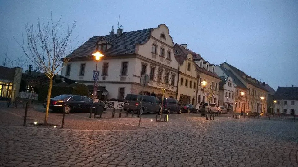 Neoznačená policejní vozidla obsadila náměstí v Hrádku nad Nisou. Foto: Pavel Motl