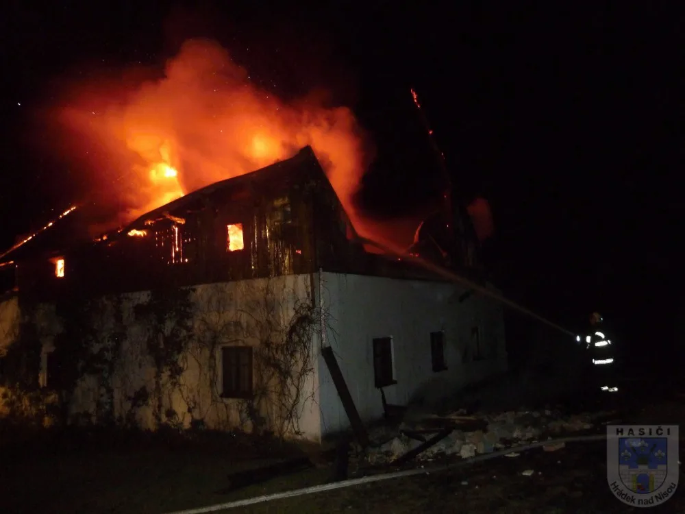 Milionovou škodu nejspíš způsobila závada ne televizi. Foto: Hasiči Hrádek nad Nisou