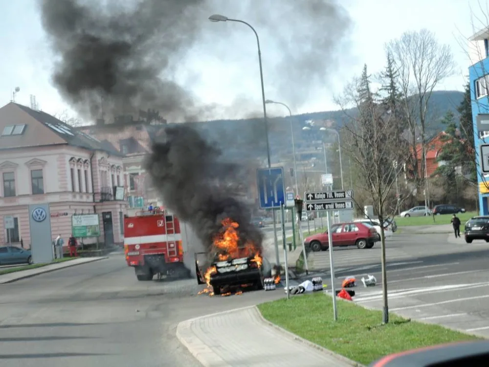 Plameny pohltily Felicii na okraji Liberce. Foto: HZS LK