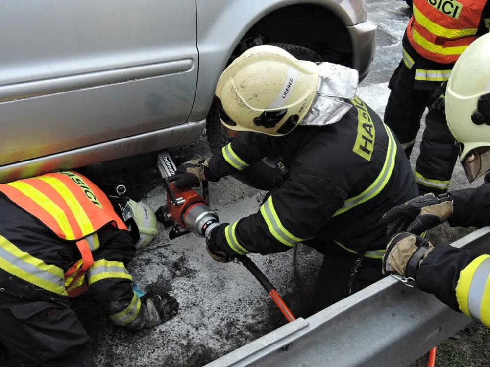 Na výpadovce začalo hořet auto. Foto: HZSLK