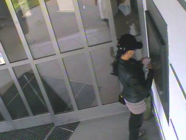 Poznáváte tuhle ženu? Vybrala peníze z kradené karty. Foto: Policie ČR