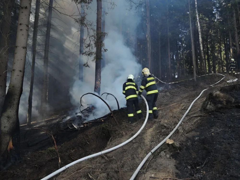 Další požár hektaru lesa, sucho nahrává lesním požárům. Foto: HZSLK