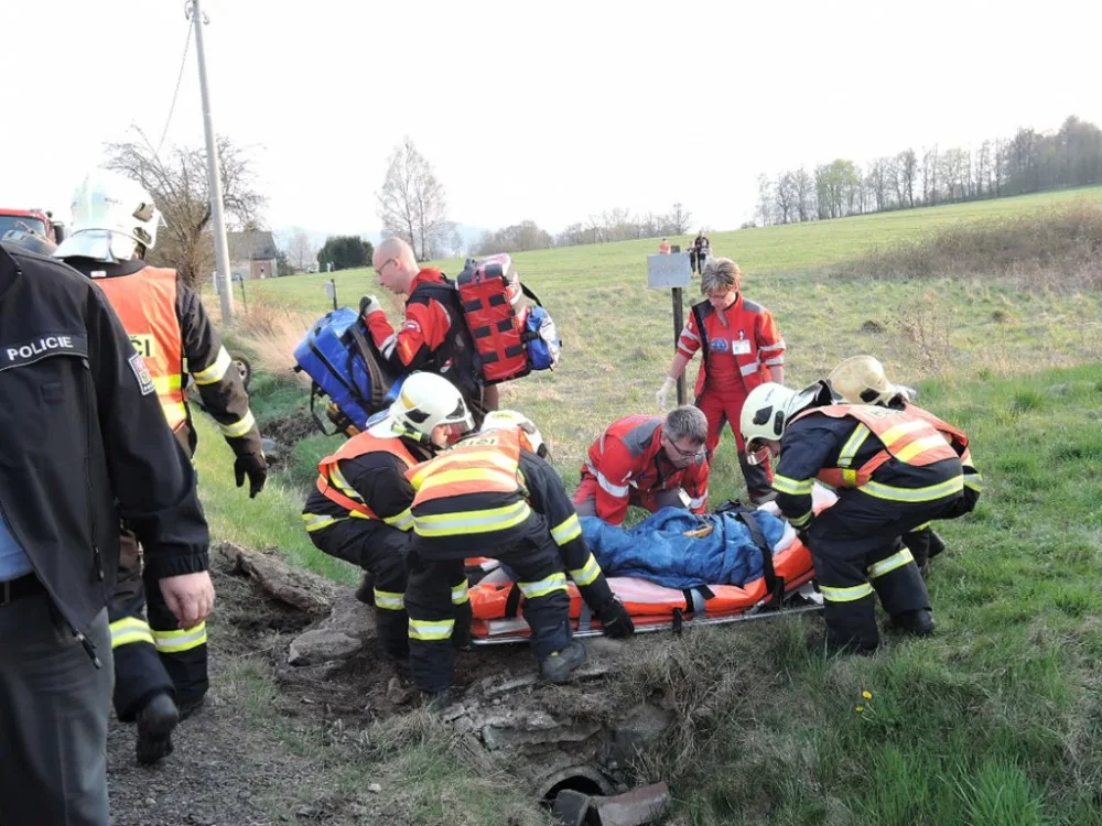 U Frýdlantu havarovalo auto. Řidiče transportoval vrtulník. Foto: HZSLK