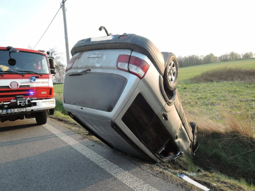U Frýdlantu havarovalo auto. Řidiče transportoval vrtulník. Foto: HZSLK