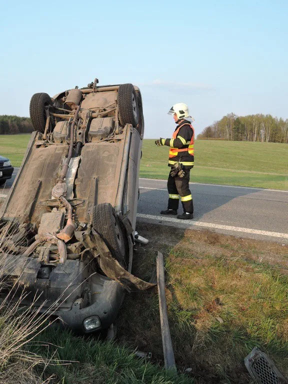 U Frýdlantu havarovalo auto. Řidiče transportoval vrtulník. Foto: HZSLK