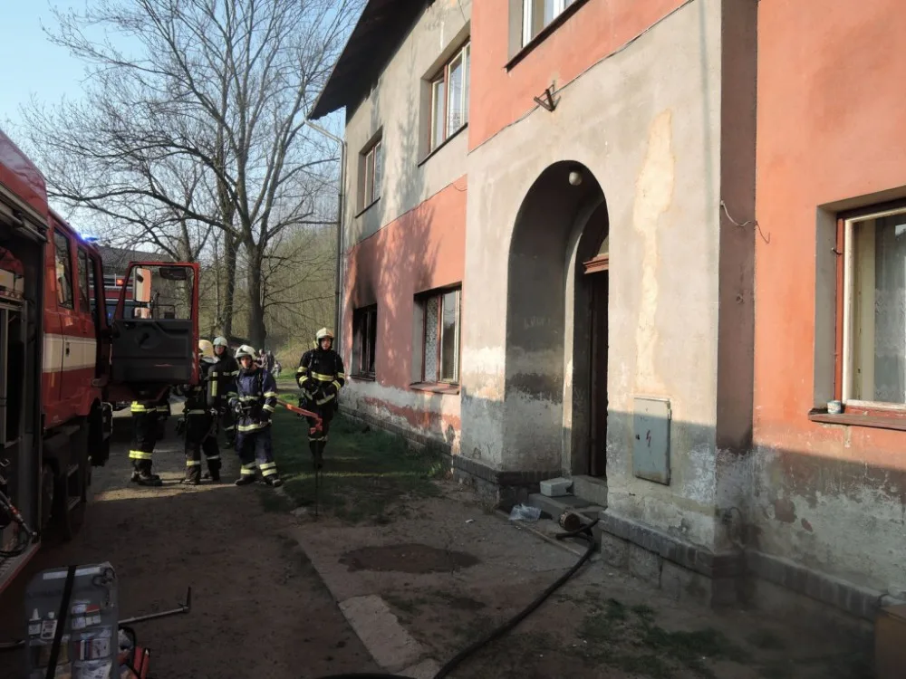 Při požáru domu se škodlivin nadýchalo osm lidí. Foto: HZSLK