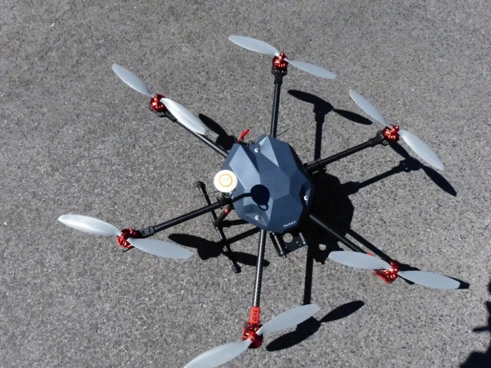 Tento týden představili zástupci Technické univerzity v Liberci hasičům dva modely bezpilotních letounů, přičemž jeden z nich disponoval kamerou. Foto: HZSLK