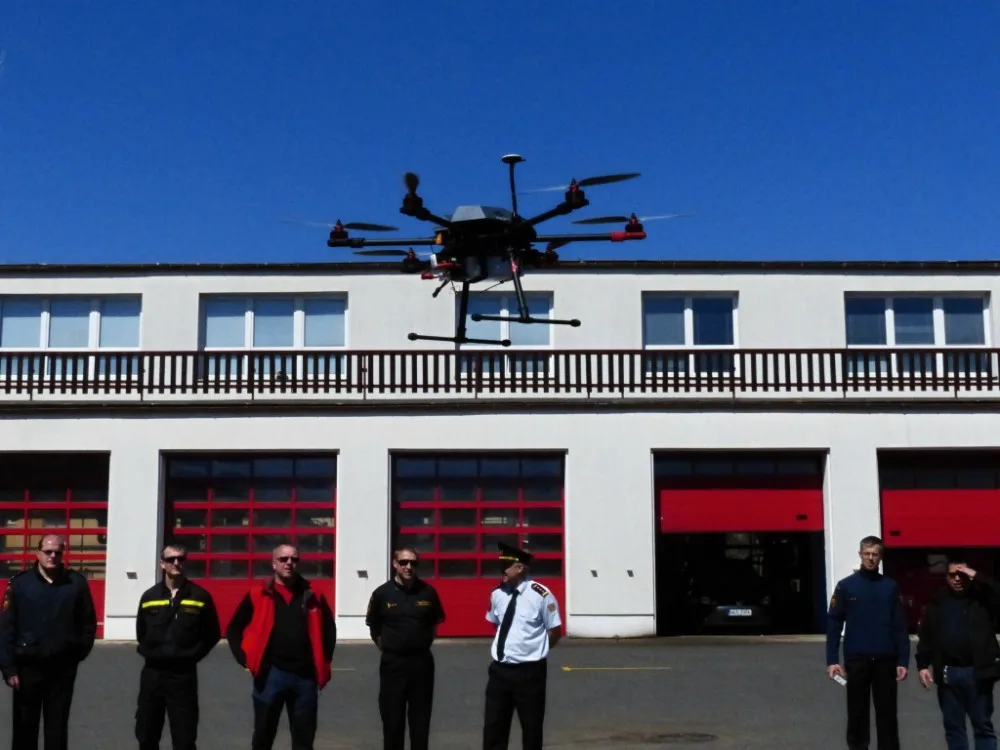 Tento týden představili zástupci Technické univerzity v Liberci hasičům dva modely bezpilotních letounů, přičemž jeden z nich disponoval kamerou. Foto: HZSLK