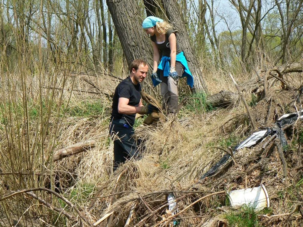 Při úklidu řeky na Liberecku našli dobrovolníci fotbalovou branku. Foto: JJHS