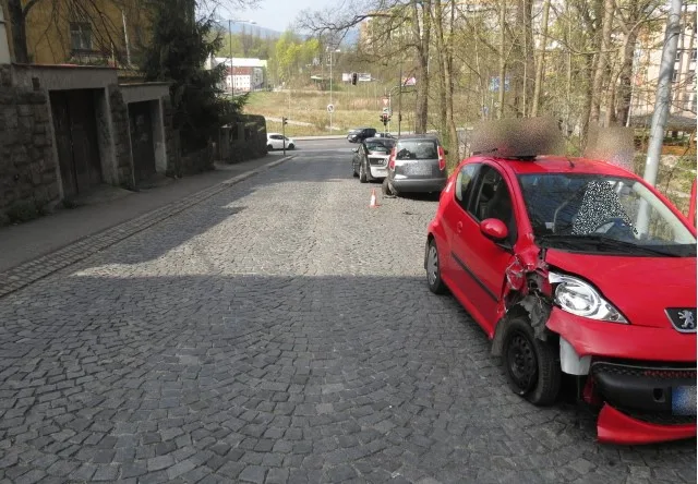 Řidička si spletla pedály a nabourala další dvě auta. Foto: Policie ČR
