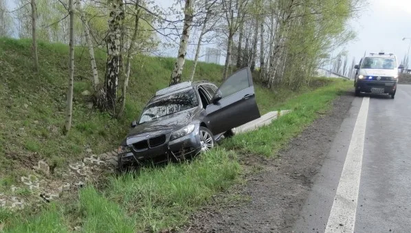 Bavorák dostal na sjezdu z rychlostky smyk, skončil v příkopě. Foto: Policie ČR