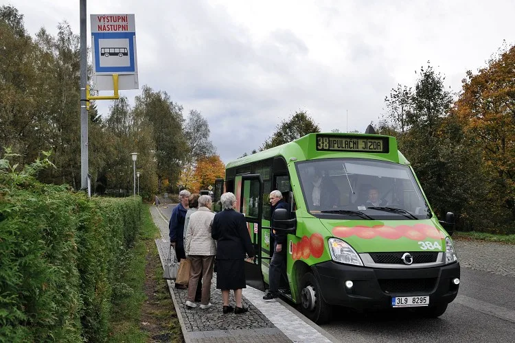 Novou linku zavedl dopravní podnik naposledy loni na podzim, kdy začal malými autobusy jezdit z centra Liberce ke krematoriu a hřbitovu. Foto: MML