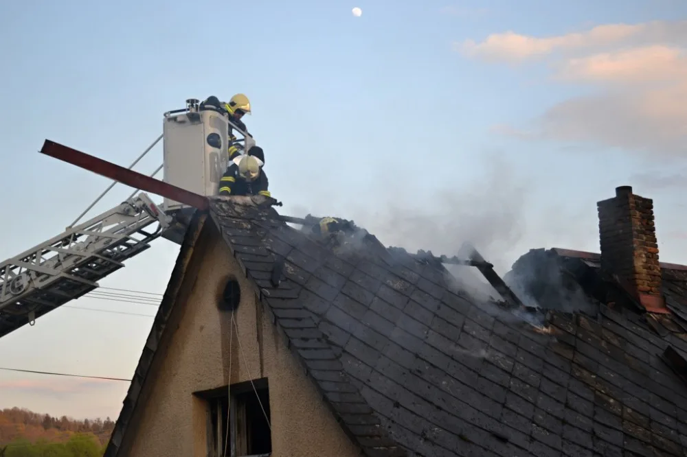 Za požár domu mohla nedbalost majitele. Foto: HZSLK