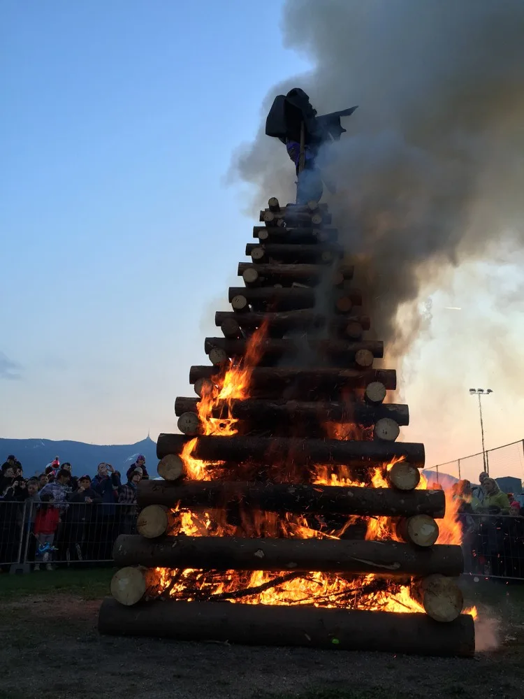 Pálení čarodějnic přilákalo k aréně 3500 lidí