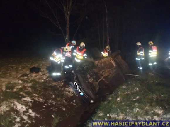 Na Albrechťáku havarovalo auto plné Poláků. Foto: Hasiči Frýdlant