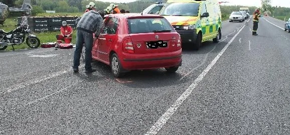 Senior zranil motocyklistu a jeho spolujezdkyni. Foto: Policie ČR
