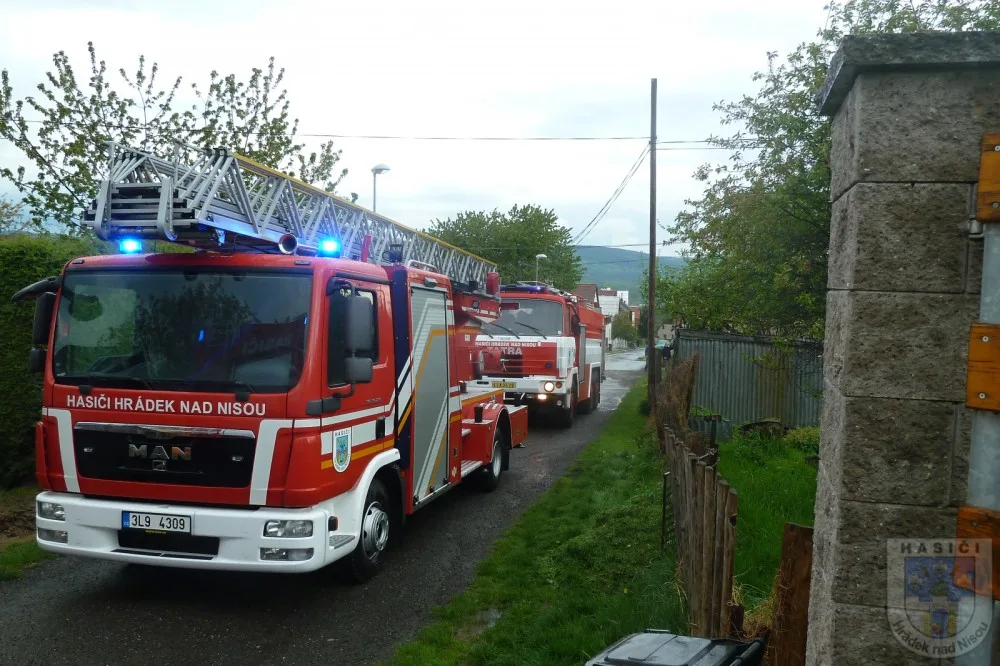 Blesk udeřil do antény domu a zapálil elektroinstalaci. Foto: Hasiči Hrádek nad Nisou
