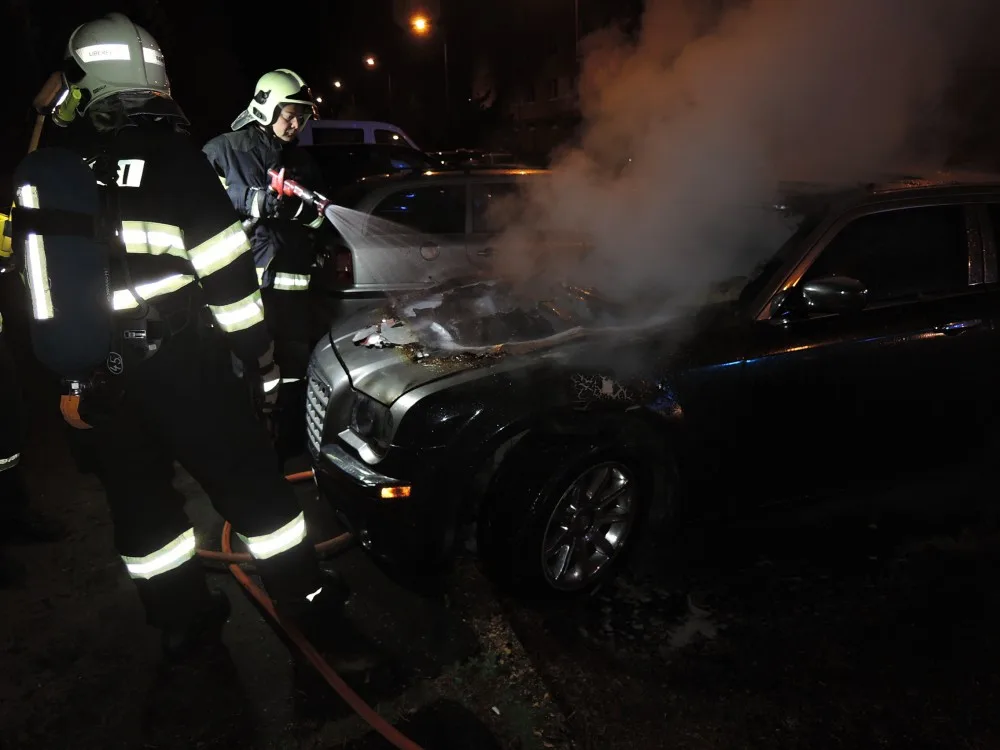 Žhář zapálil na sídlišti Broumovská luxusní Chrysler. Foto: HZSLK