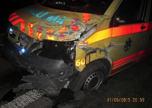 Dvoučlenná posádka sanity se při nehodě lehce zranila. Foto: Policie ČR