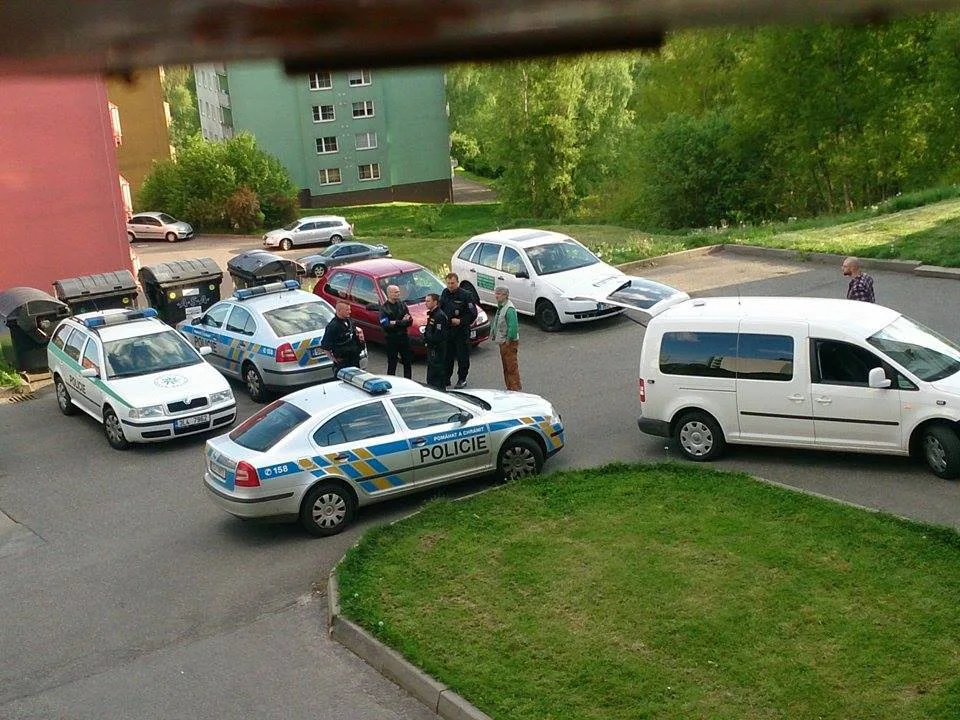 Policie poblíž místa, kde senior žil. Foto: čtenář Drbny