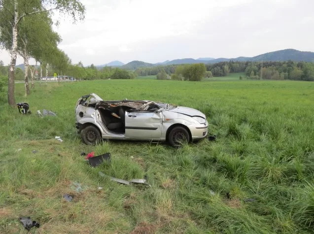 U Jítravy vystříhávali hasiči těžce zraněnou řidičku z auta. Foto: Policie ČR