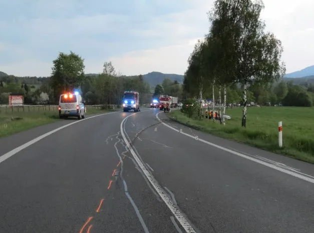 U Jítravy vystříhávali hasiči těžce zraněnou řidičku z auta. Foto: Policie ČR
