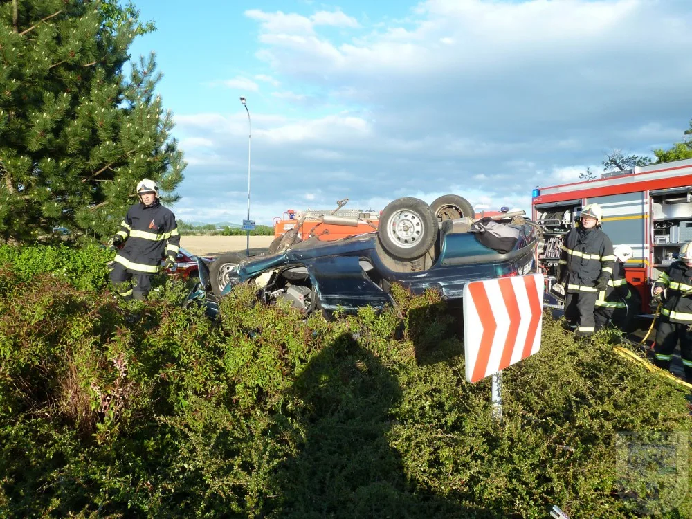 Po nárazu do kruháče zemřel jeden člověk. Foto: Hasiči Hrádek nad Nisou