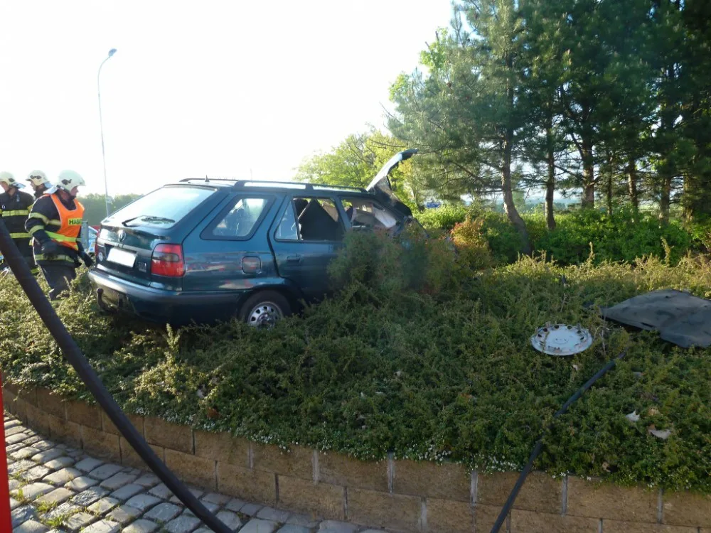 Při tragické nehodě v Hrádku zemřel třiapadesátiletý Němec. Foto: HZSLK