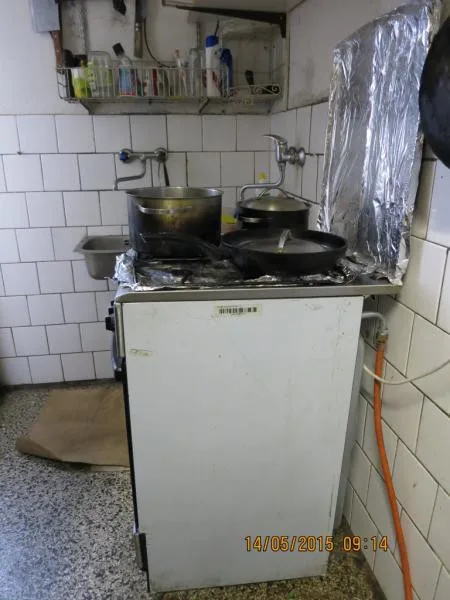 Inspekce zavřela samošku na Frýdlantsku. Majitel spal mezi zbožím