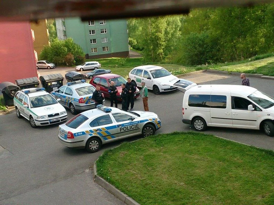 Police zasahující v ulici U Sila. Foto: čtenář Drbny