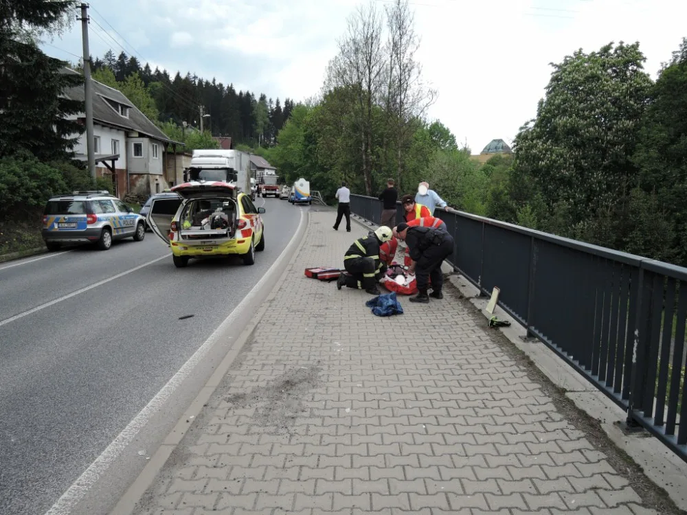 Ve Smržovce vjelo auto na chodník a zranilo matku s dítětem