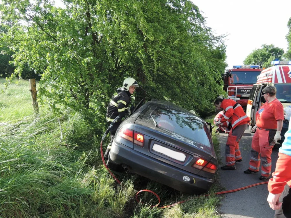 Poraněného řidiče museli za Turnovem vystříhávat hasiči. Foto: HZSLK