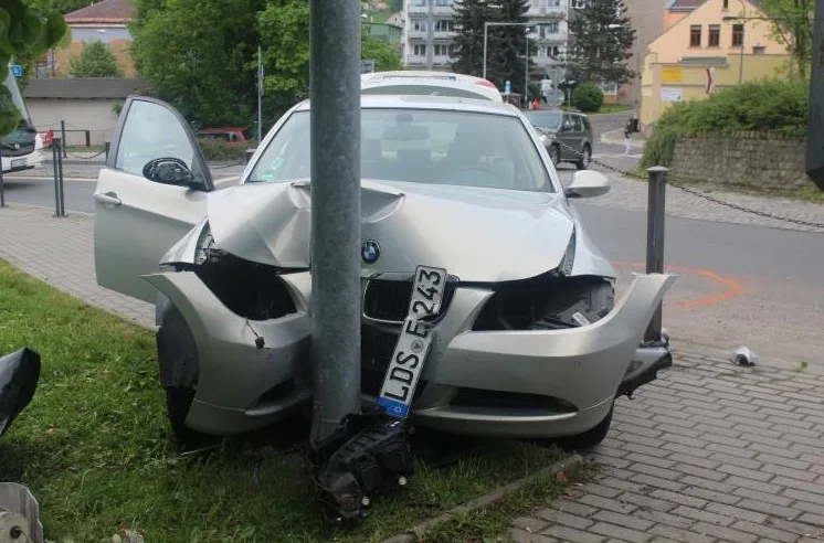 Řidič BMW si spletl pedály, zastavila ho až lampa u silnice. Foto: Policie ČR