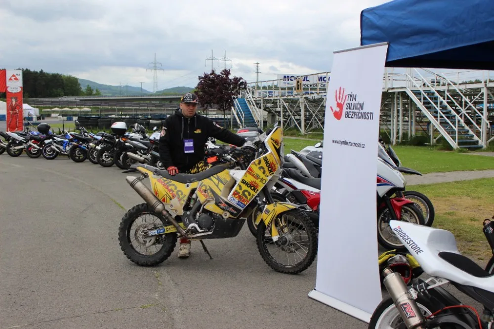 Na Autodromu v Sosnové se 60 motocyklistů učilo, jak "přežít"